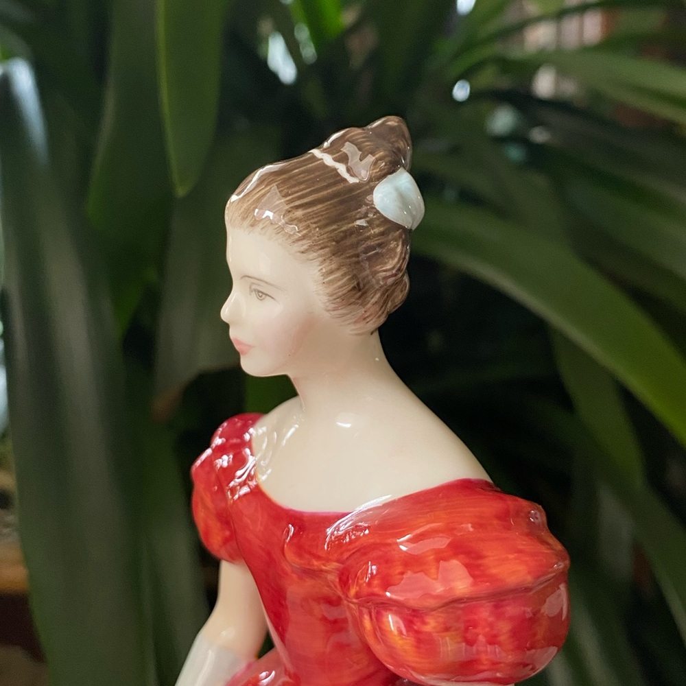 Royal Doulton Winsome Porcelain Hand Decorated Figurine - Original Sticker Tag - Picture 9 of 10